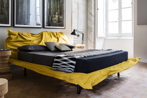 Design crumpled effect bed Big Hug by Mogg