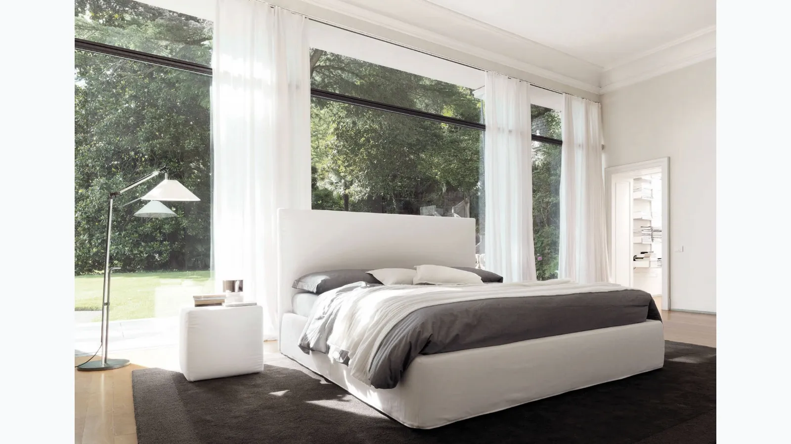 Fabric bed with Blo 118 headboard by Desirèe.