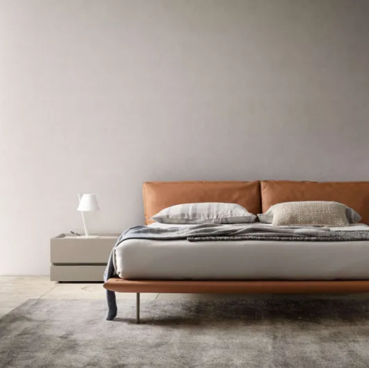 Leather bed Cali with headboard by Presotto