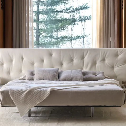 Bed with wide headboard in quilted Chance Up fabric by Desirèe.