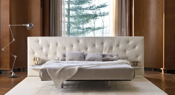 Bed with wide headboard in quilted Chance Up fabric by Desirèe.