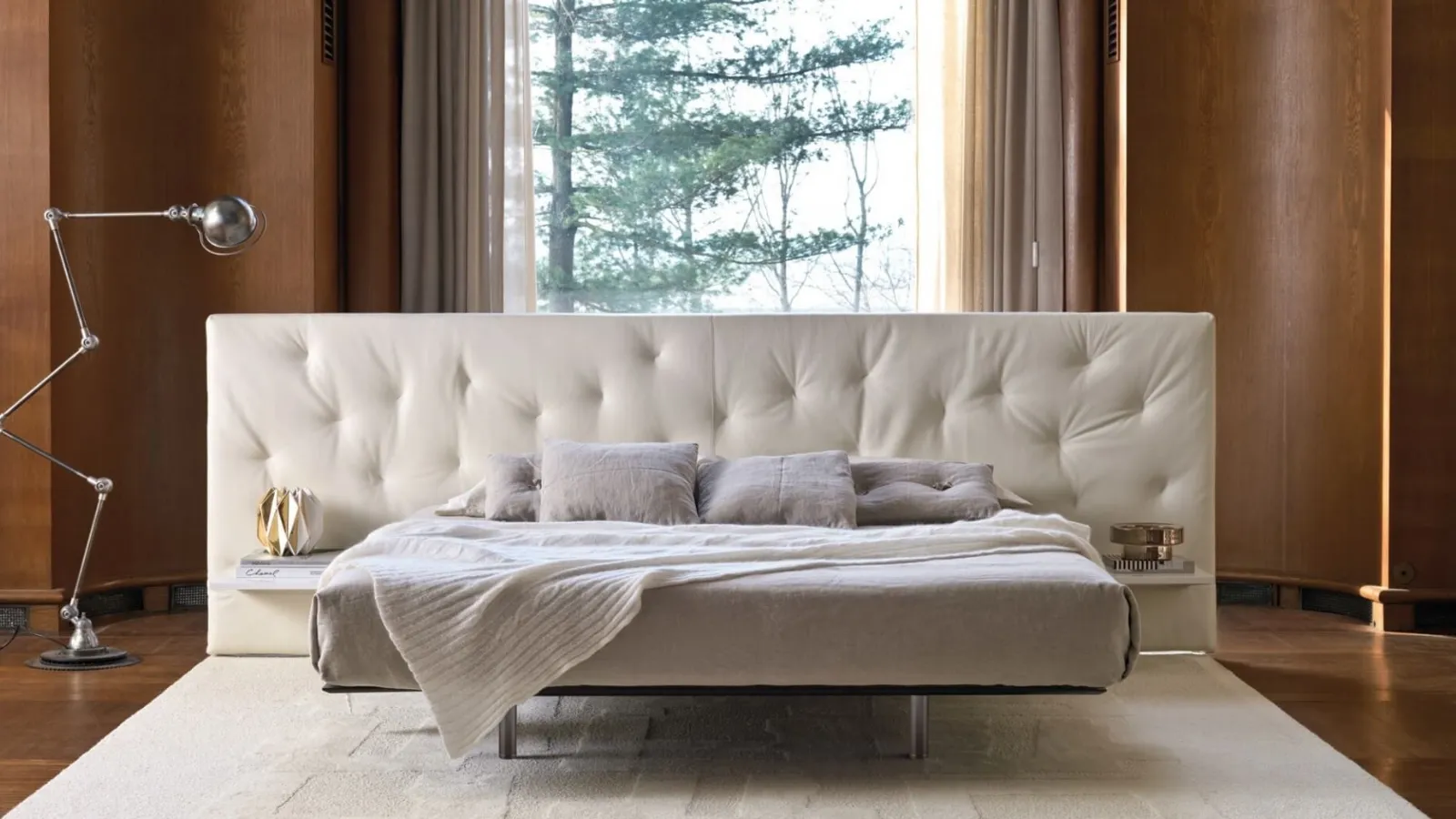 Bed with wide headboard in quilted Chance Up fabric by Desirèe.