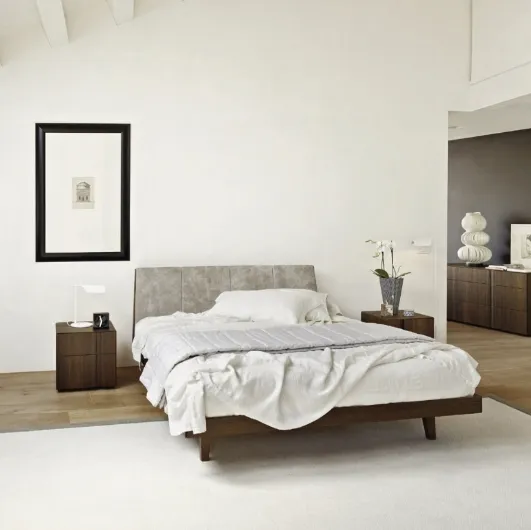 Bed Phoebus 2|0 with leather headboard upholstered by Sangiacomo.