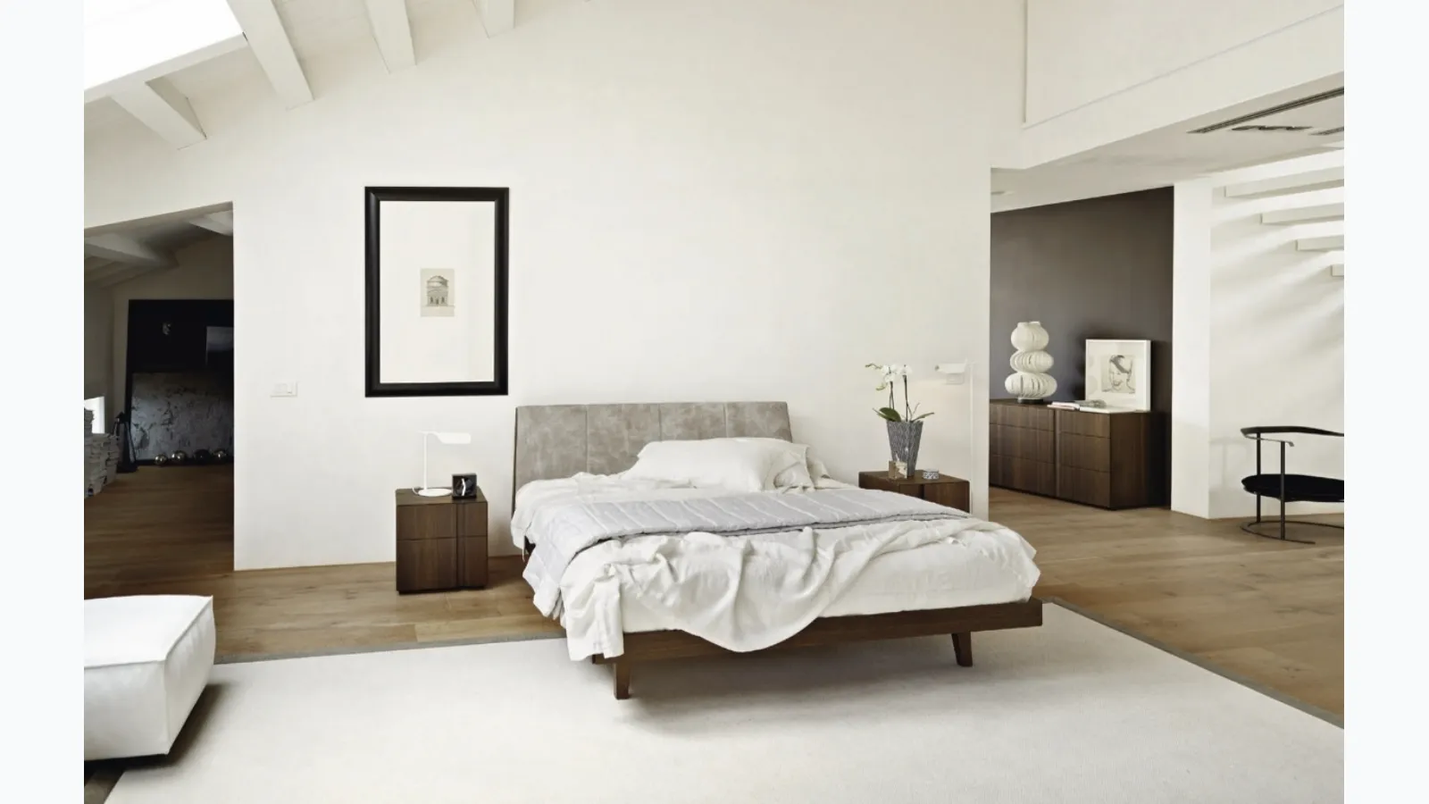 Bed Phoebus 2|0 with leather headboard upholstered by Sangiacomo.
