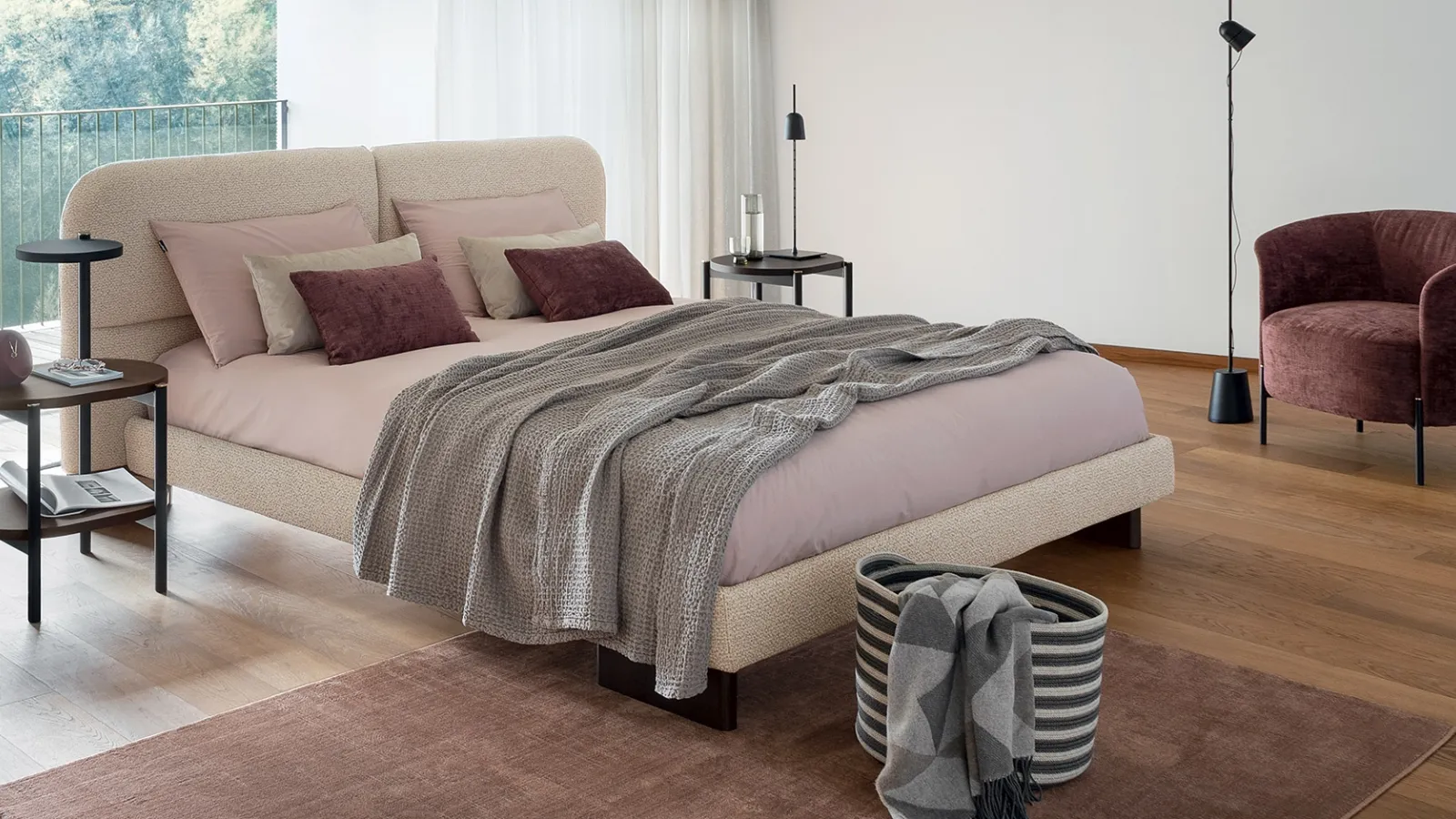 Upholstered fabric bed Kilian round by Calligaris.