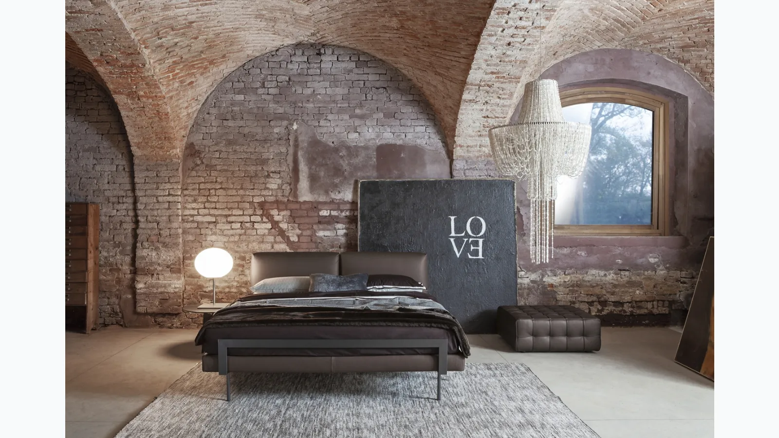 Leonard leather bed by Flexteam