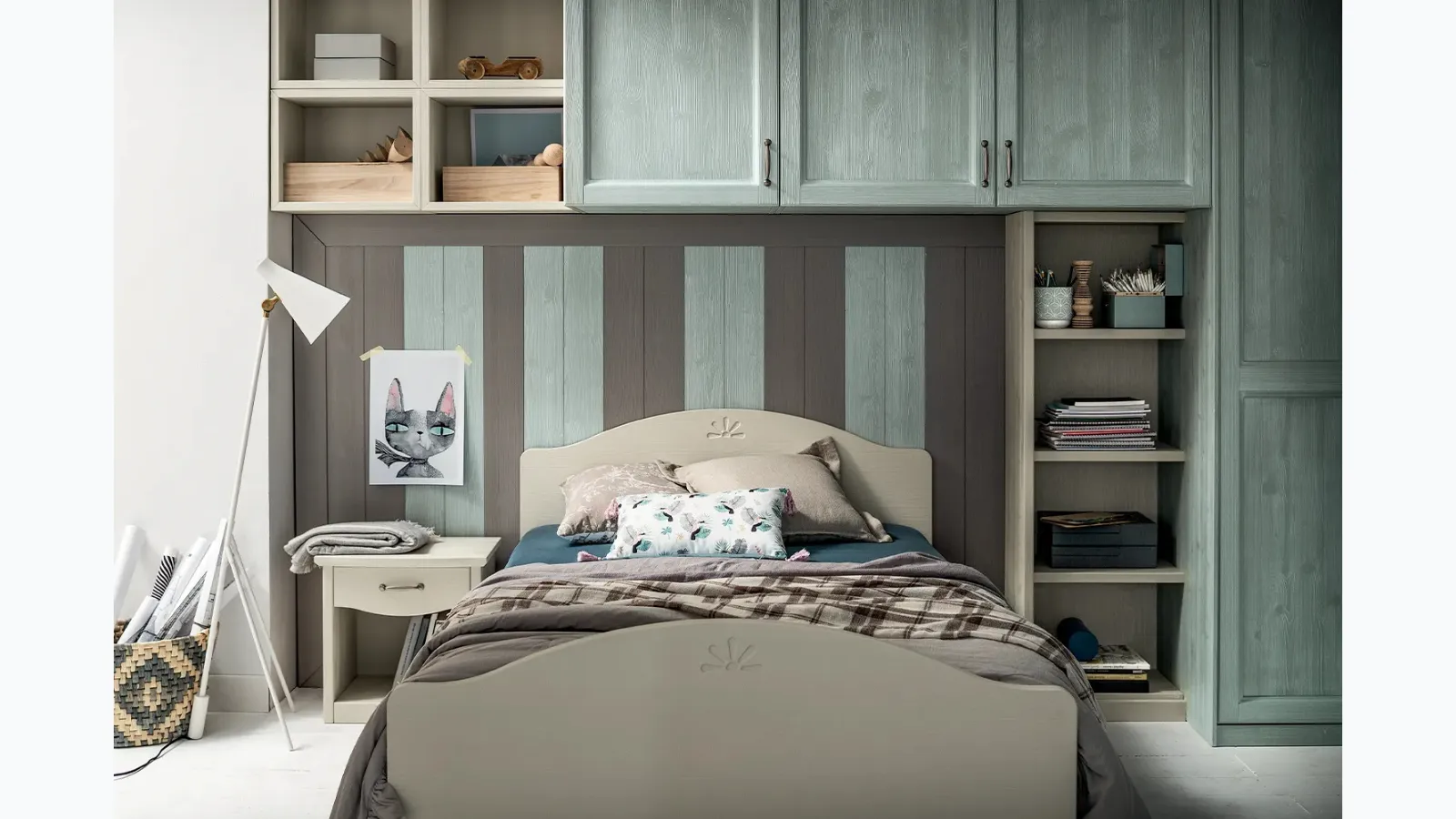 One and a half square wooden bed lacquered in Luna by Callesella.
