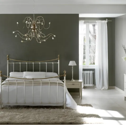 Cantori's iron and aluminum Oliver bed.