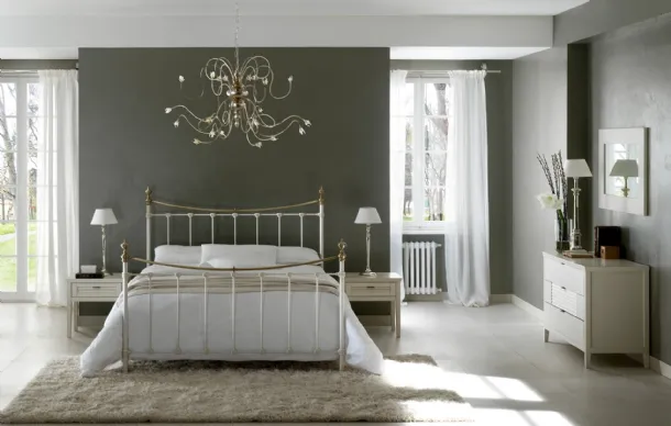 Cantori's iron and aluminum Oliver bed.