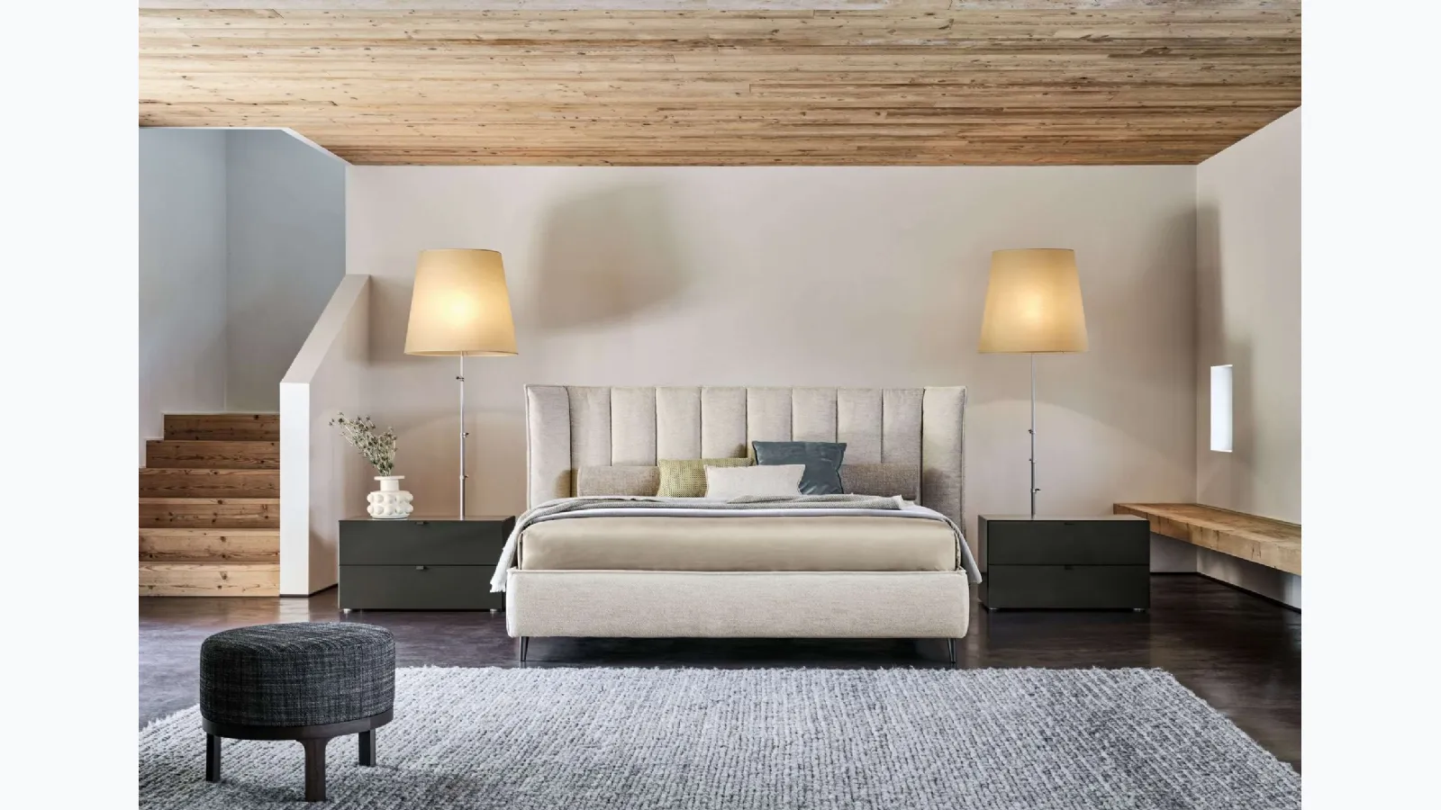 Double bed with Opéra headboard by Twils.