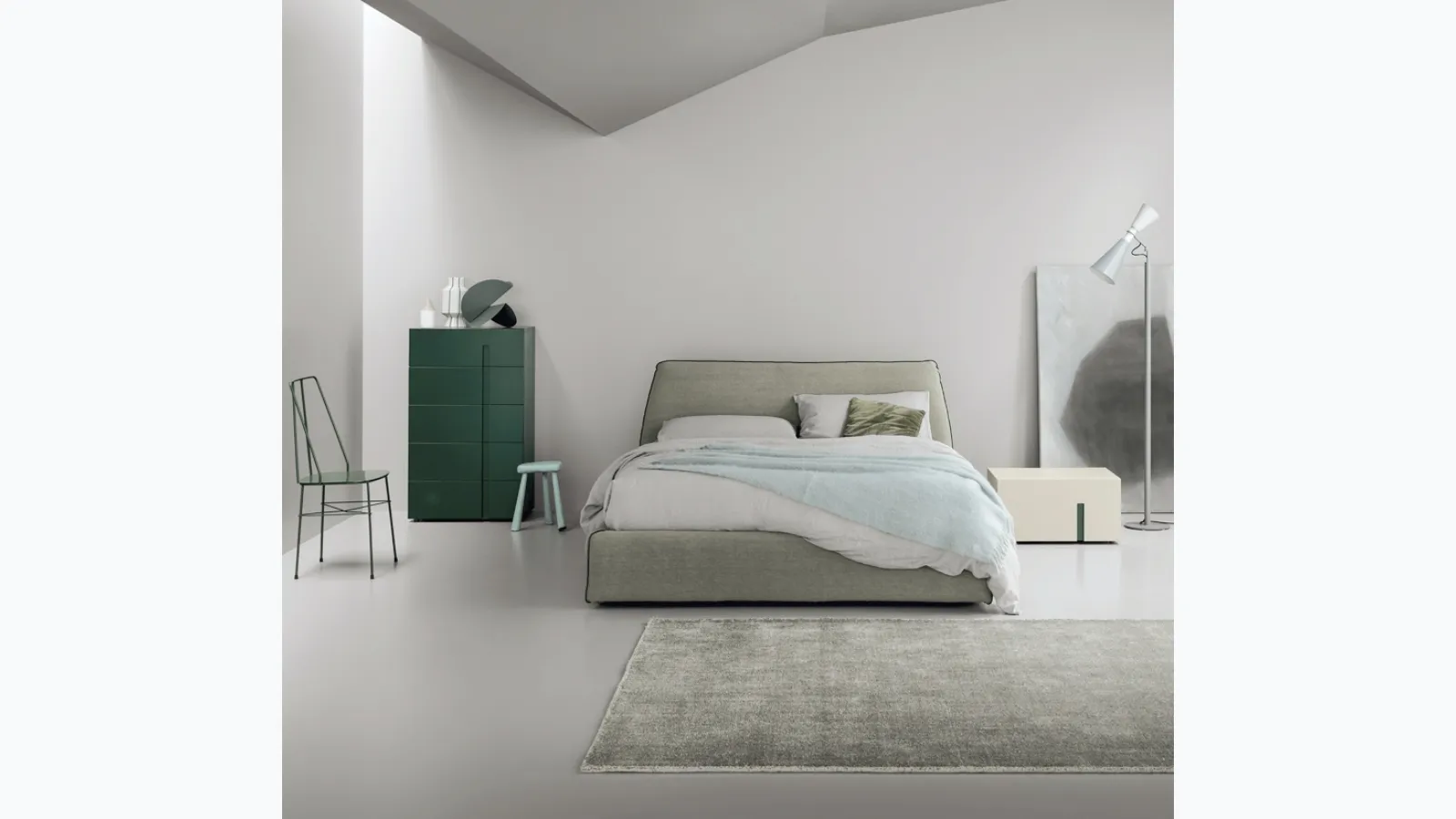Padded bed Pearl by Kristalia