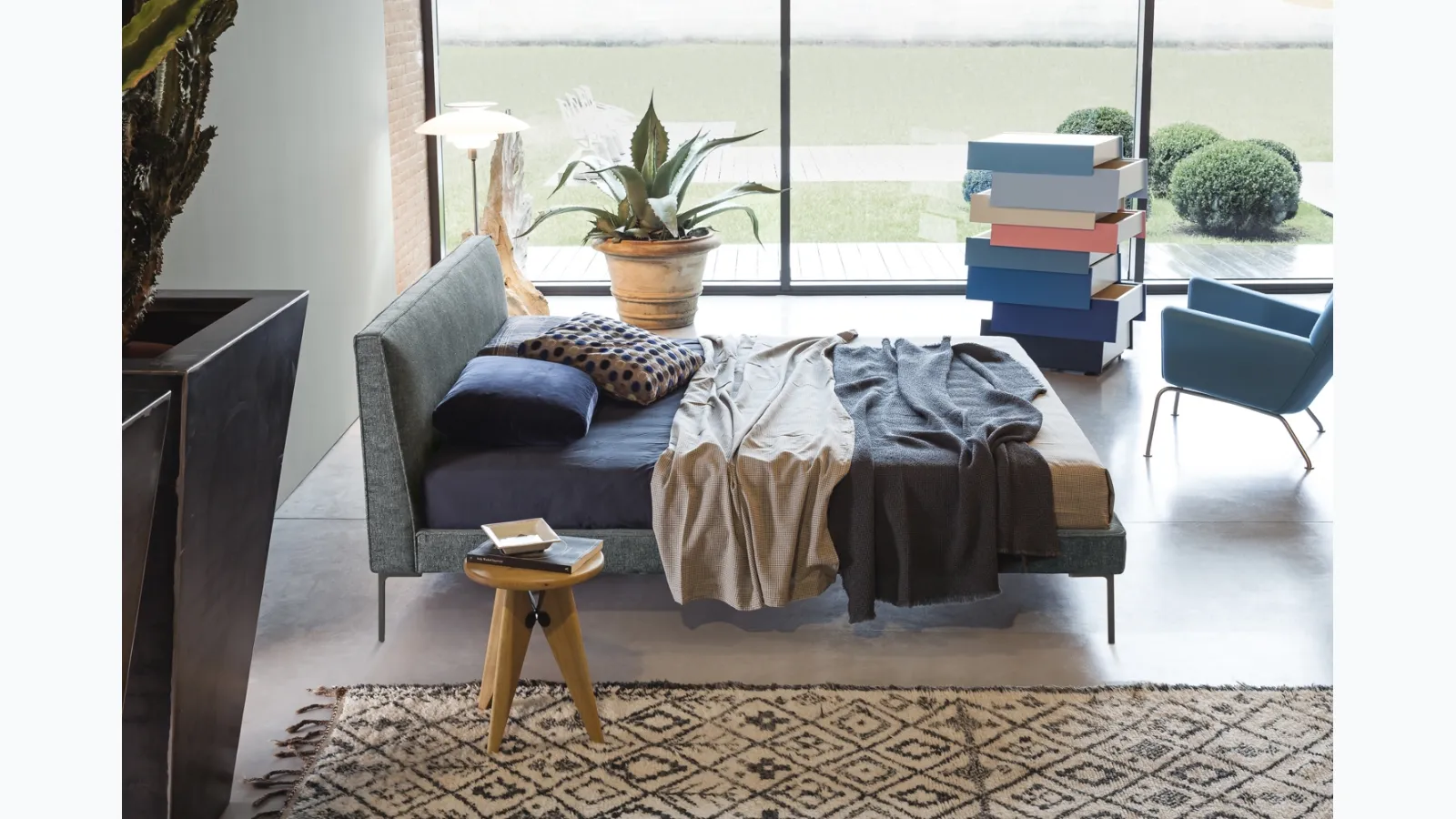 Fabric bed Planet Gold by Flexteam.