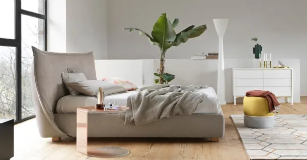 Softly fabric bed with a soft headboard by Calligaris.