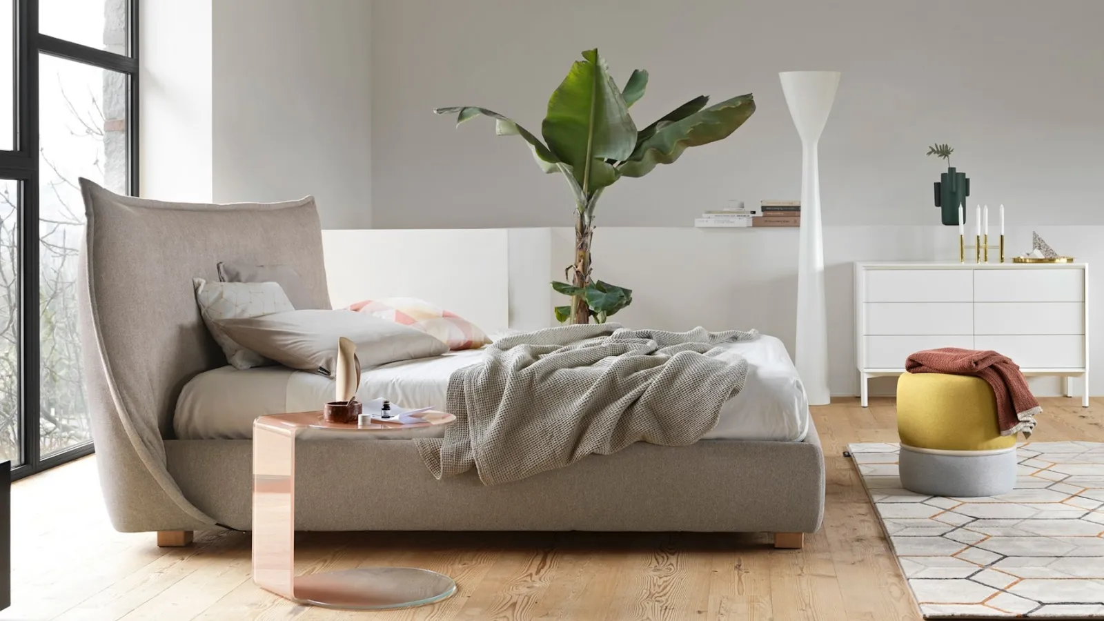 Softly fabric bed with a soft headboard by Calligaris.