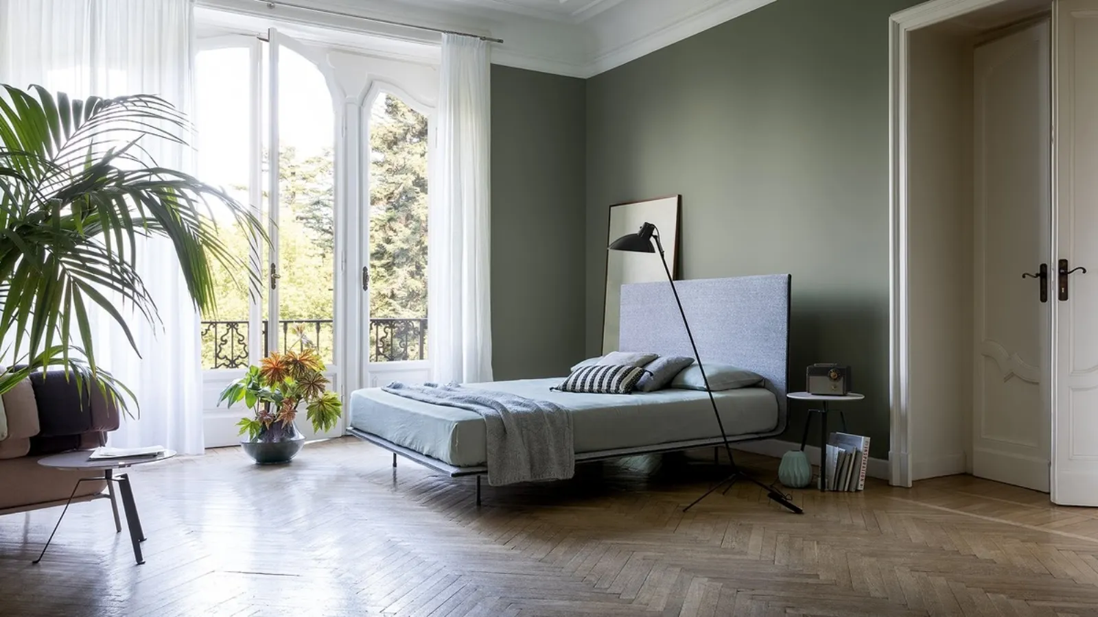 Thin fabric bed with Bonaldo headboard