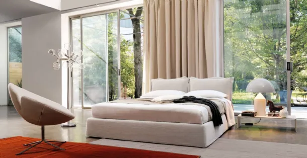 Bed with headboard composed of two soft, upholstered fabric cushions Vanity by Desirèe.