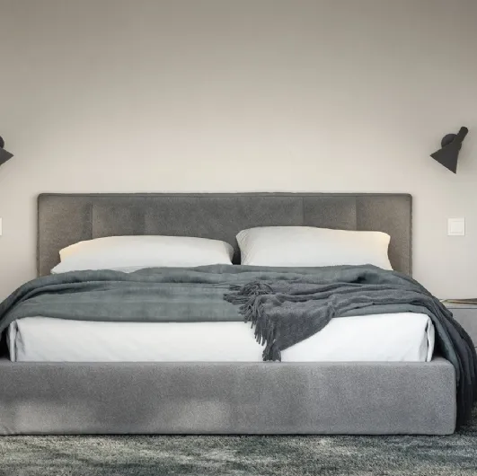 Bed with upholstered and quilted headboard in York fabric by Cinquanta3