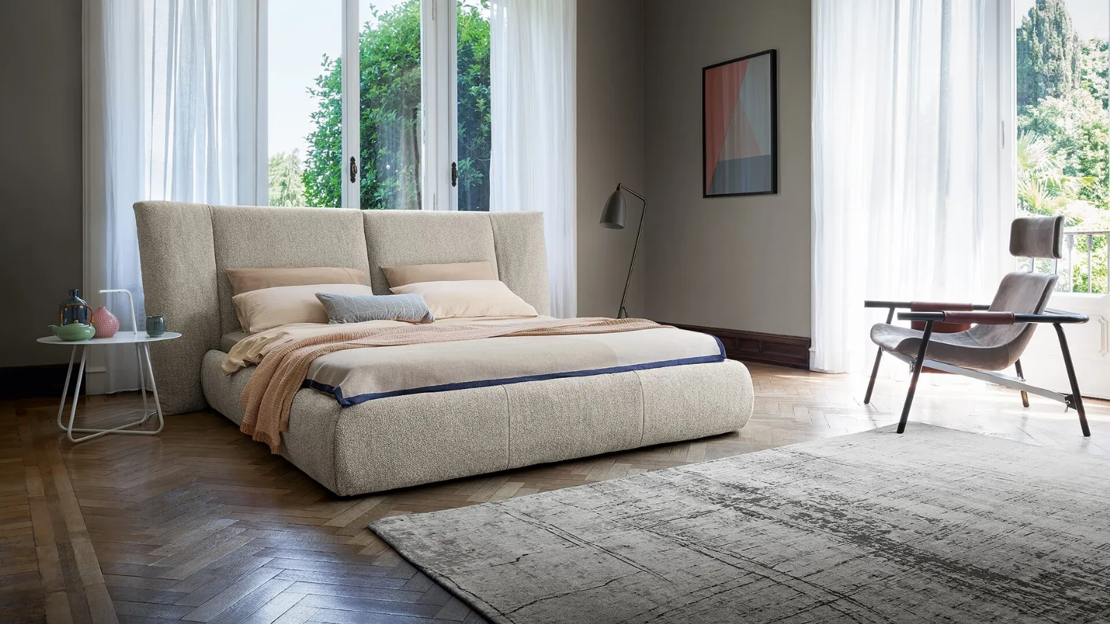 Bed with Youniverse headboard and storage box by Bonaldo.