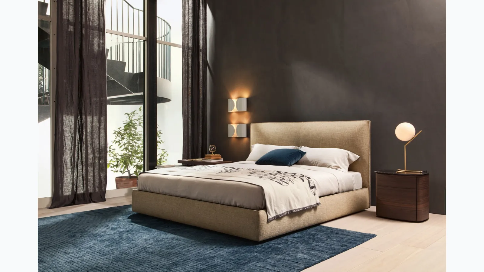 Wooden bedside table 4040 with Molteni & C marble top.