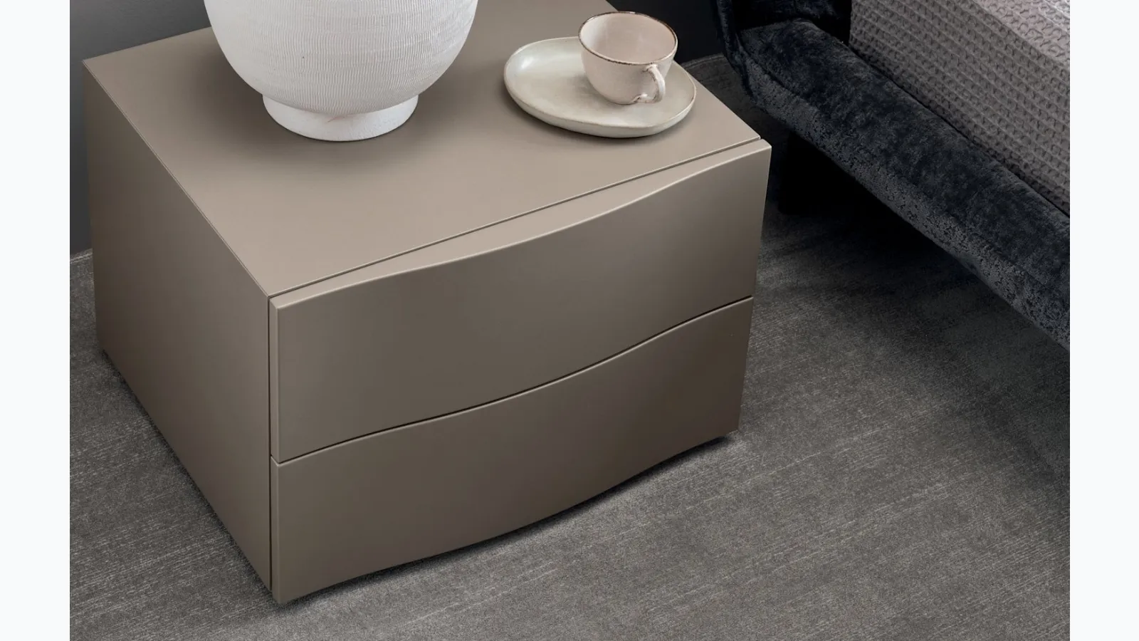 Sinuosa lacquered bedside table by Calligaris