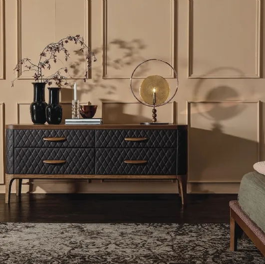 Wooden chest of drawers with four drawers and diamond-quilted leather covering in Tiffany by Tonin Casa.