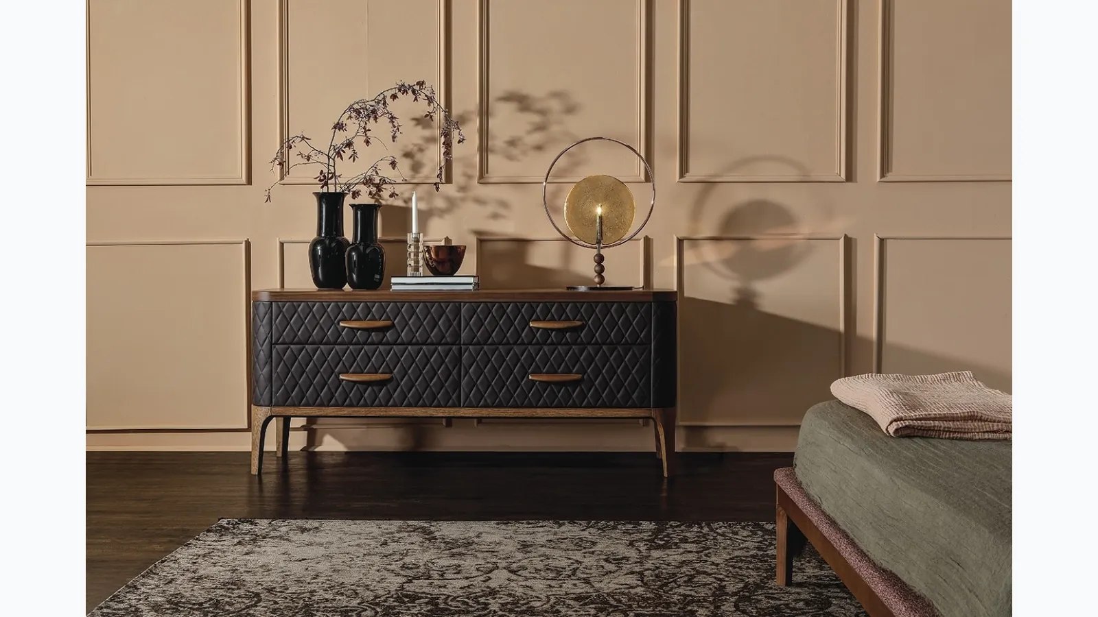 Wooden chest of drawers with four drawers and diamond-quilted leather covering in Tiffany by Tonin Casa.