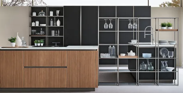 Divider bookcase Gravity 02 in metal with glass shelves by Veneta Cucine