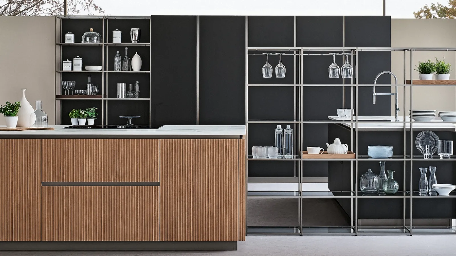 Divider bookcase Gravity 02 in metal with glass shelves by Veneta Cucine