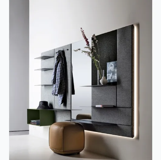 Mobile entrance Avenue Boiserie in fabric with metal shelves by Kristalia.