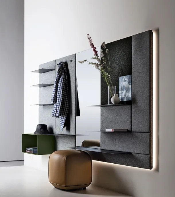 Mobile entrance Avenue Boiserie in fabric with metal shelves by Kristalia.