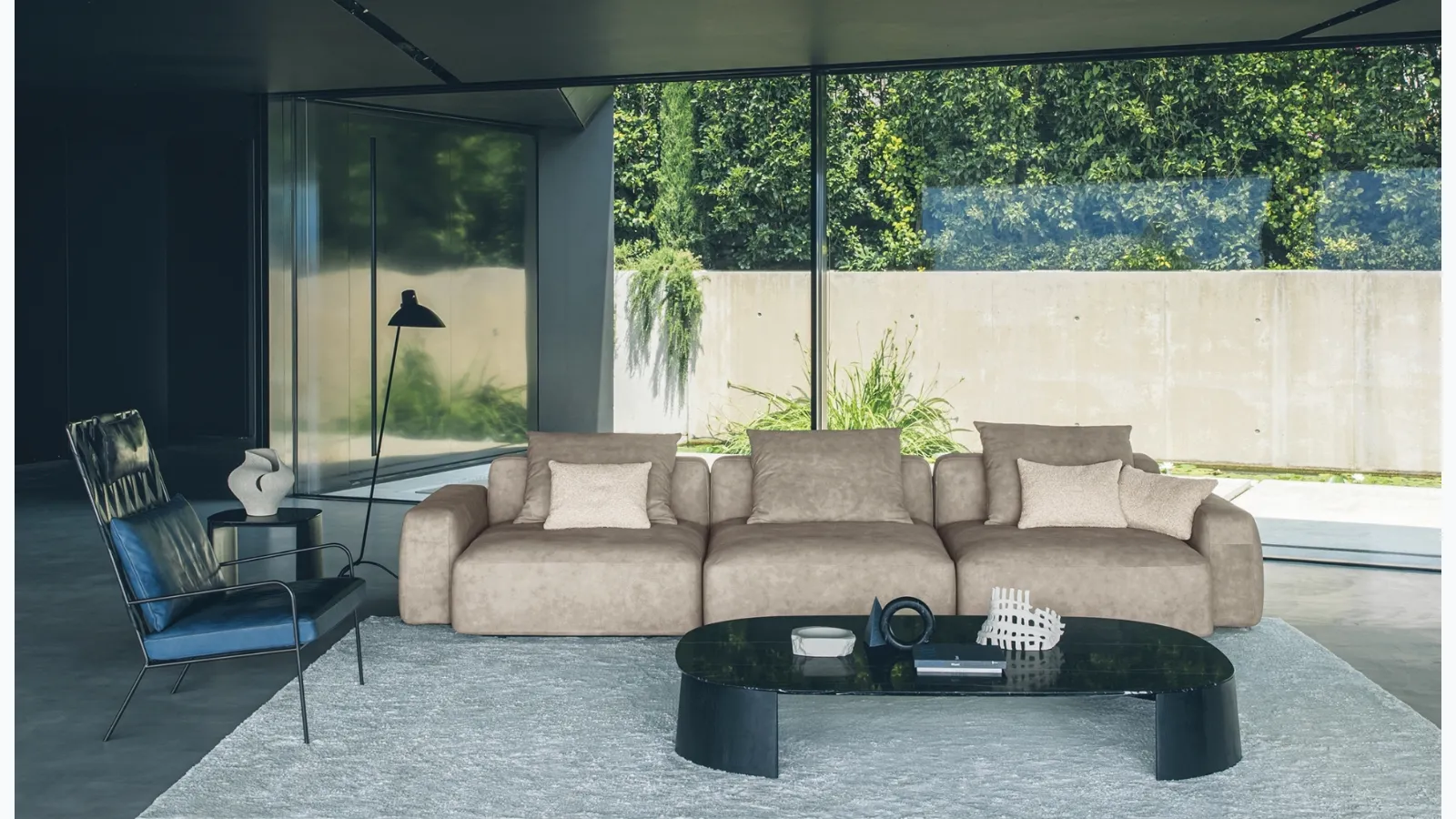 Linear leather sofa Dorvan by Desirèe.