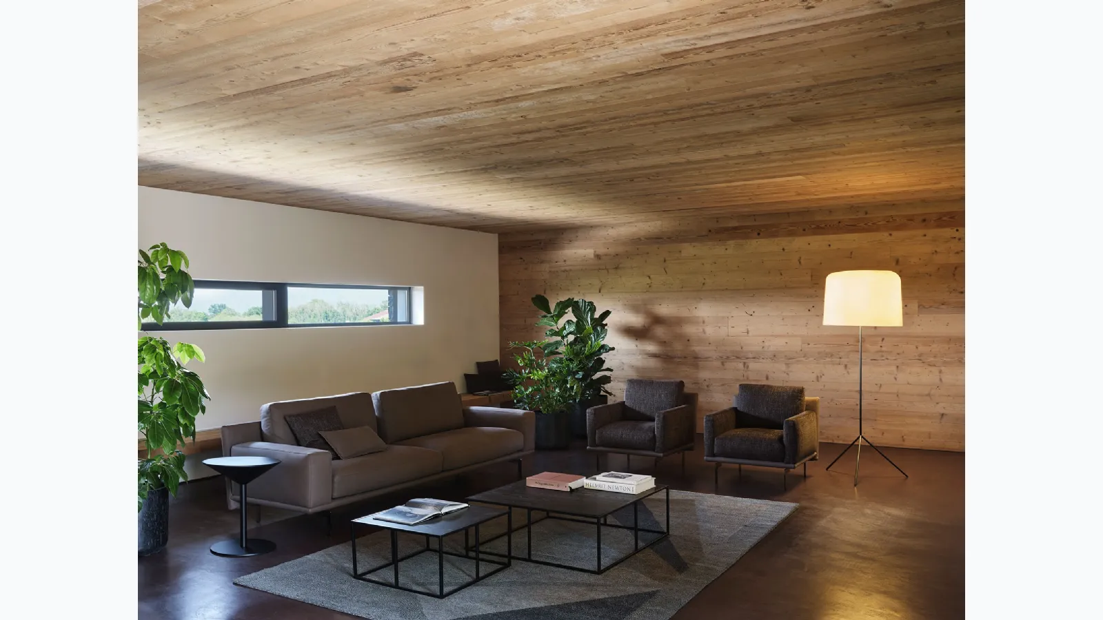 Linear sofa Etan by Twils Lounge.