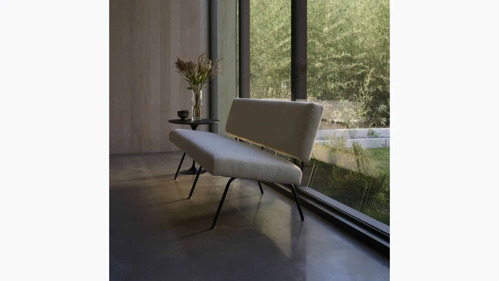Linear sofa Model 33 by Knoll.