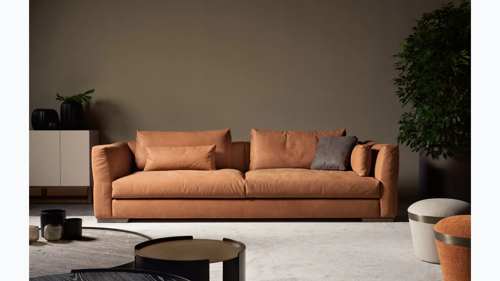 Montecarlo linear leather sofa by Cantori.