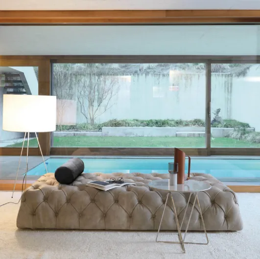 Linear quilted leather sofa Rollking by Desirèe.