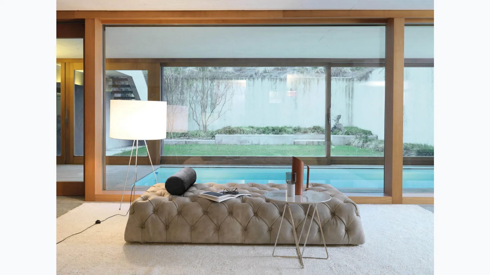Linear quilted leather sofa Rollking by Desirèe.