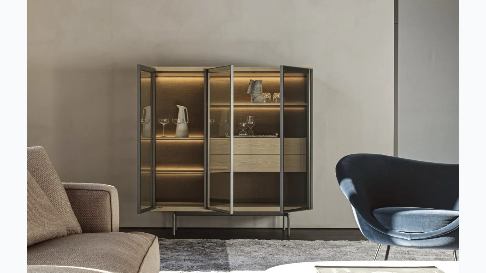 Tall sideboard with glass doors Logos by Molteni & C