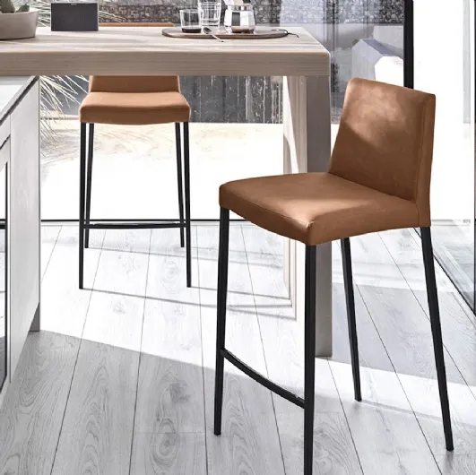 Aida leather stool by Calligaris