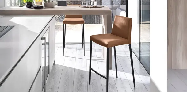 Aida leather stool by Calligaris