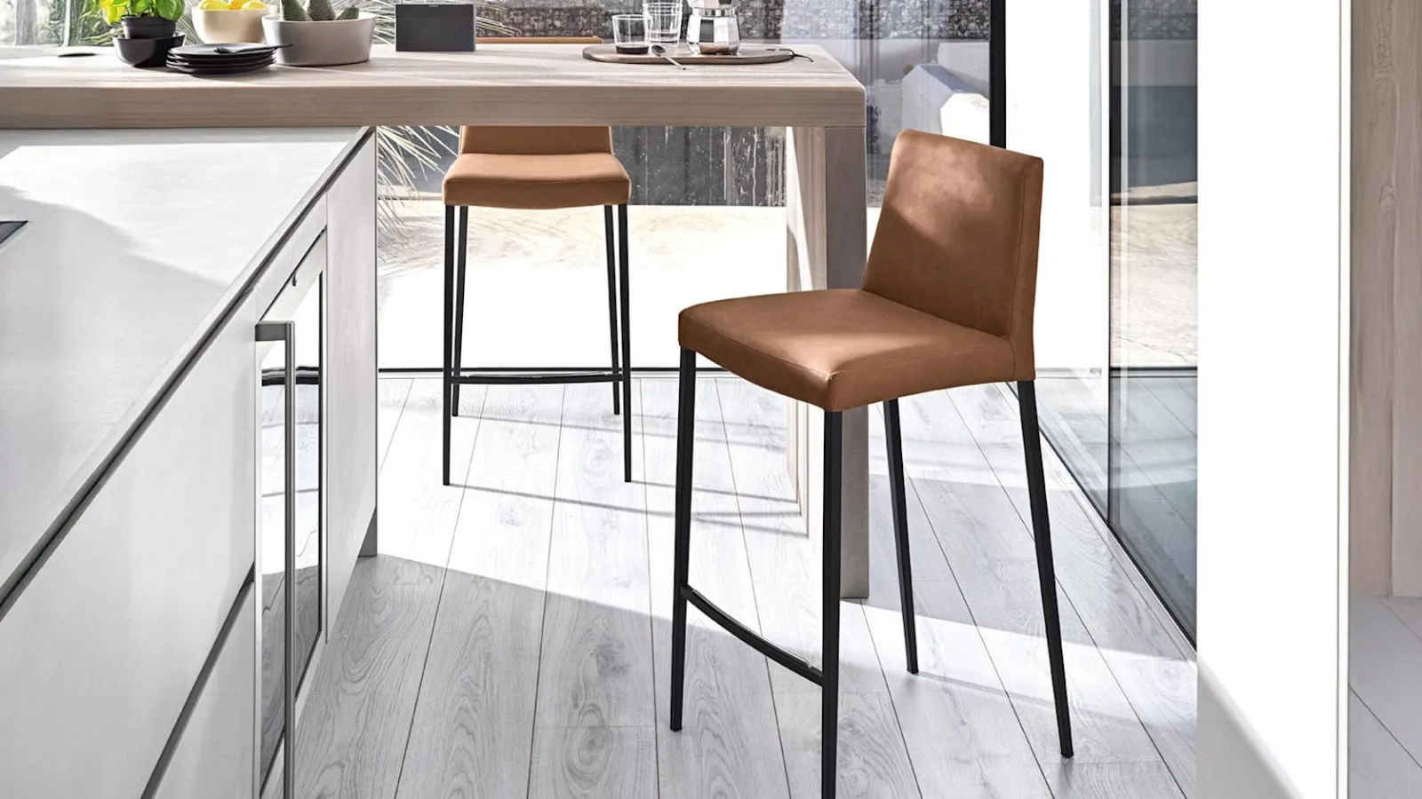 Aida leather stool by Calligaris