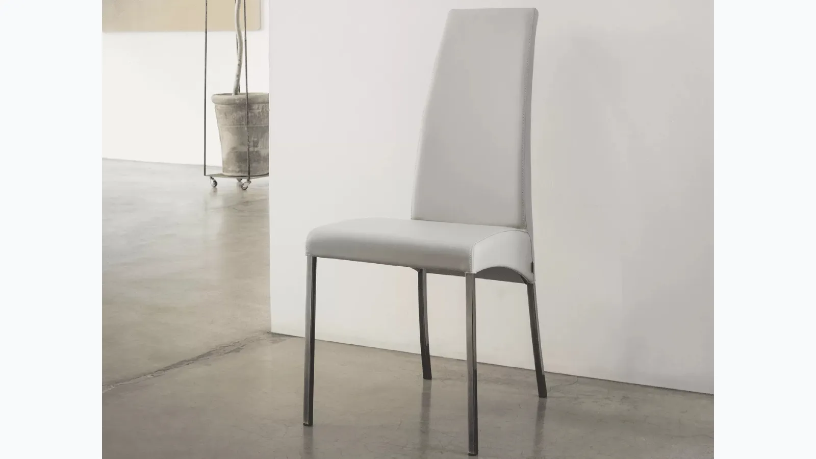 Aida chair in eco-leather by Bontem