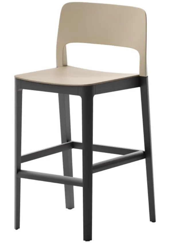 Atelier stool in polypropylene with a wooden structure by Veneta Cucine.
