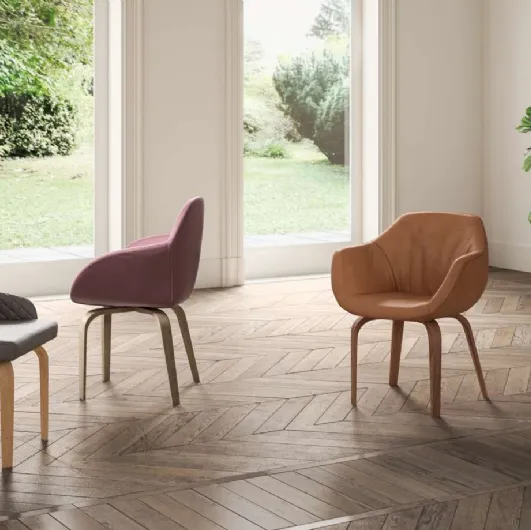Athens leather chair with wooden legs by Ozzio.
