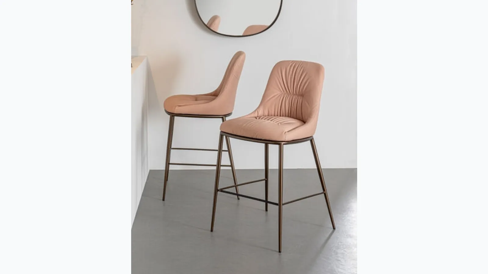 Chic stool in nubuck leather by Riflessi