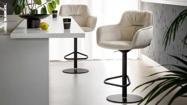 Cocoon stool by Calligaris