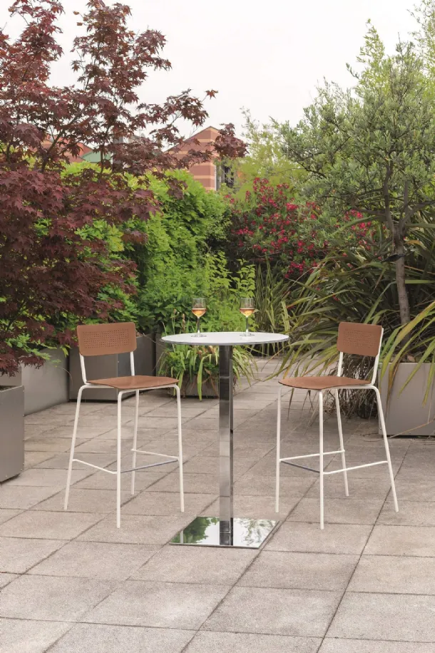 Stackable College Outdoor stool in polypropylene with a lacquered steel structure for outdoor use by Ingenia.