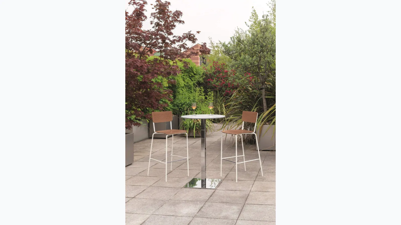 Stackable College Outdoor stool in polypropylene with a lacquered steel structure for outdoor use by Ingenia.