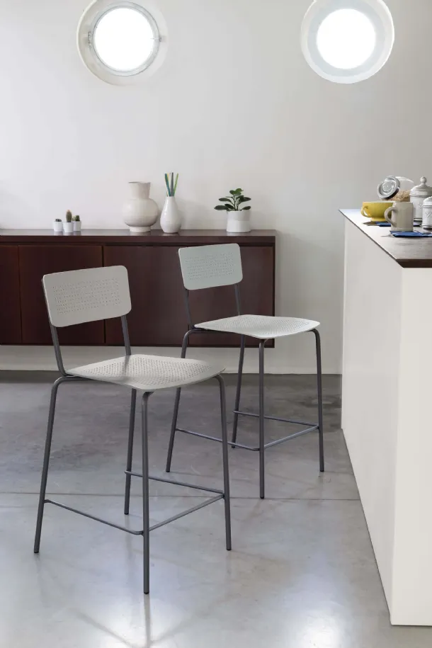 Stackable College stool in polypropylene with lacquered steel base by Ingenia