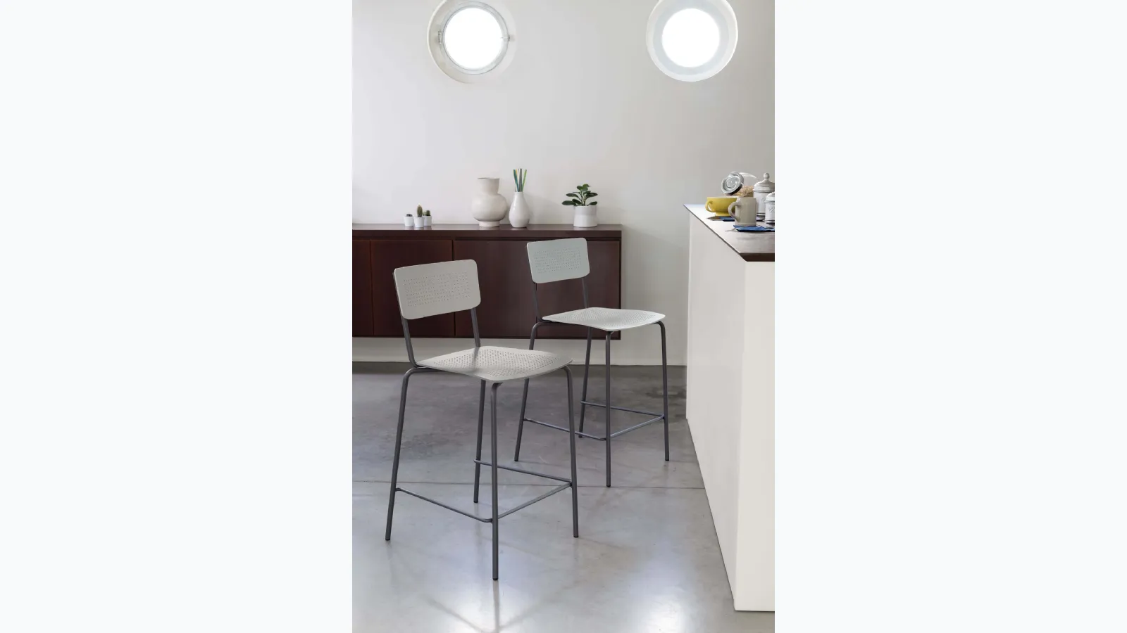 Stackable College stool in polypropylene with lacquered steel base by Ingenia