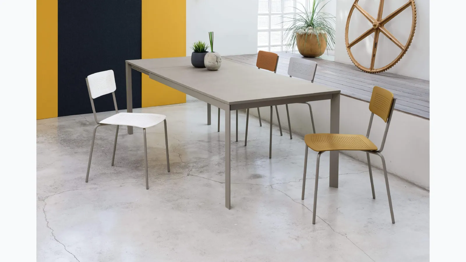 College chair in polypropylene with lacquered steel structure Ingenia